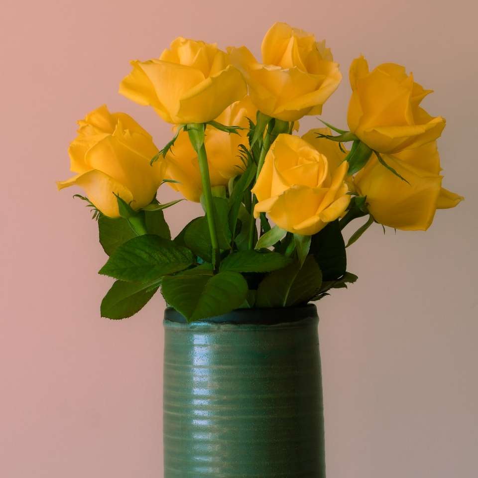 жълти рози в синя керамична ваза онлайн пъзел