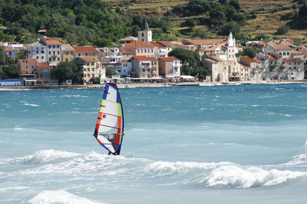 Surfer en face de l'île de Krk Croatie puzzle en ligne