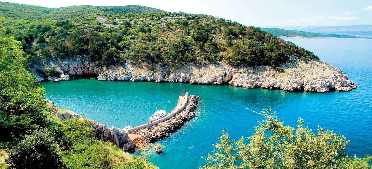 Baía e porto na ilha Vrbnik de Krk Croácia quebra-cabeças online