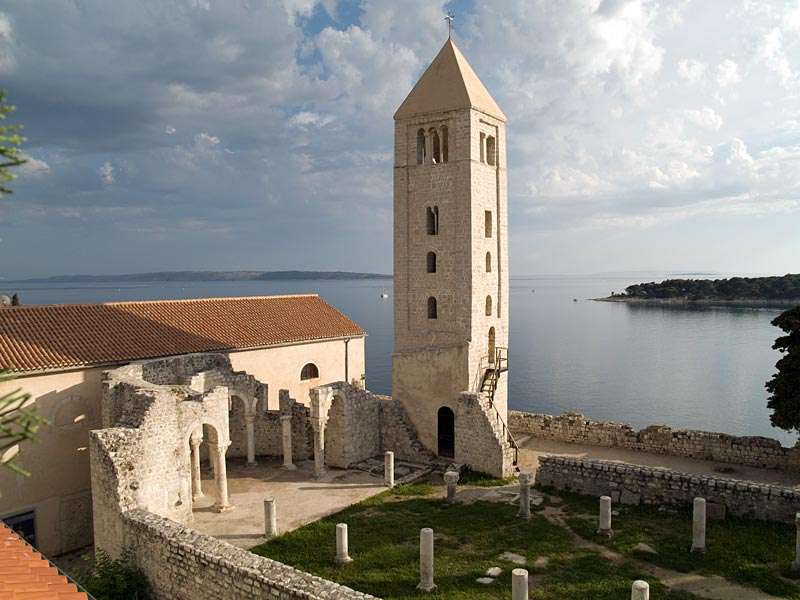 Город на острове Раб Хорватия онлайн-пазл