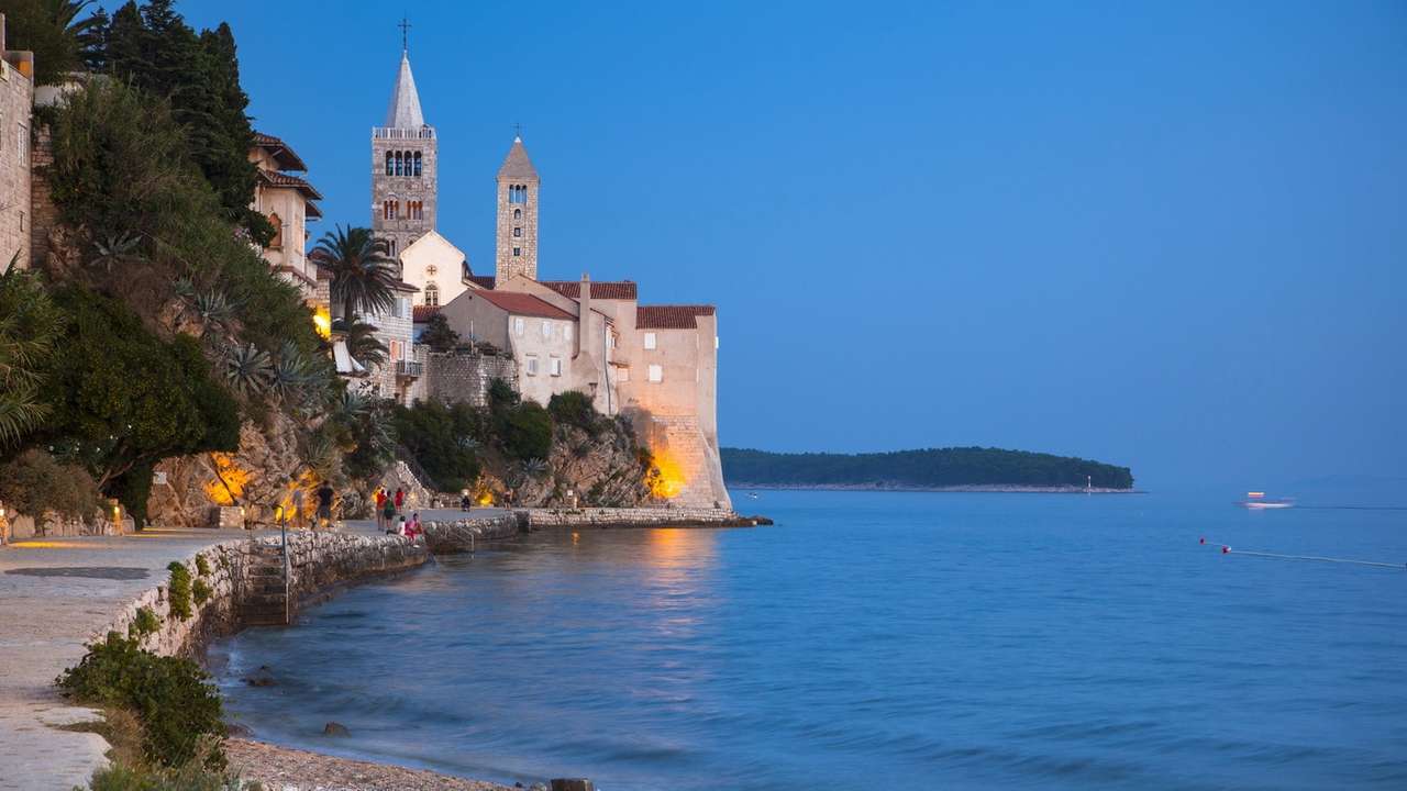 Город на острове Раб Хорватия пазл онлайн