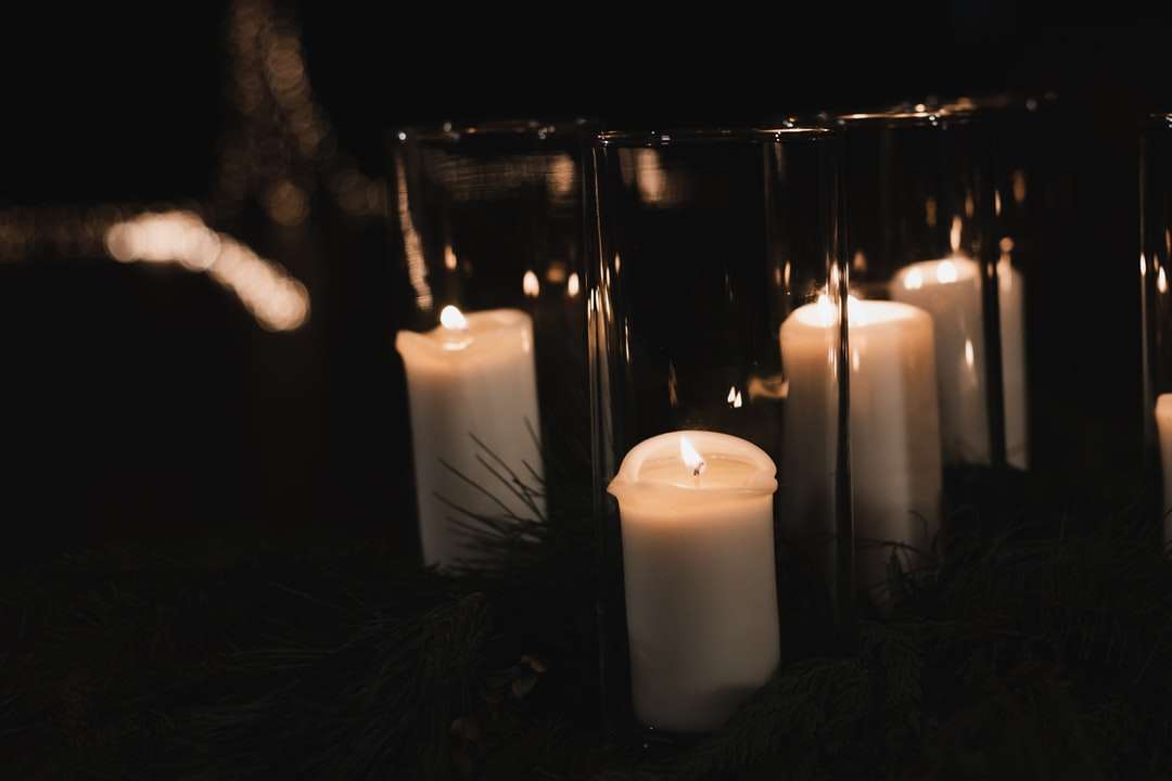свещи от бял стълб върху поставка за свещи от черен метал онлайн пъзел