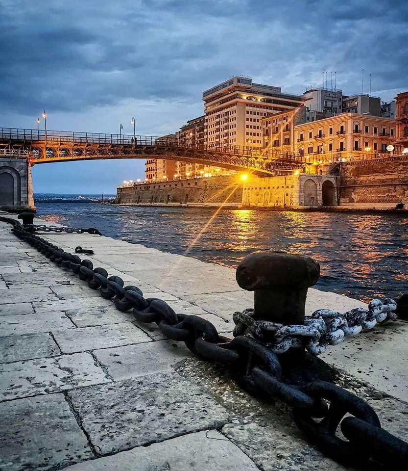 schiffbarer Kanal und Drehbrücke Taranto Ita. Puzzlespiel online