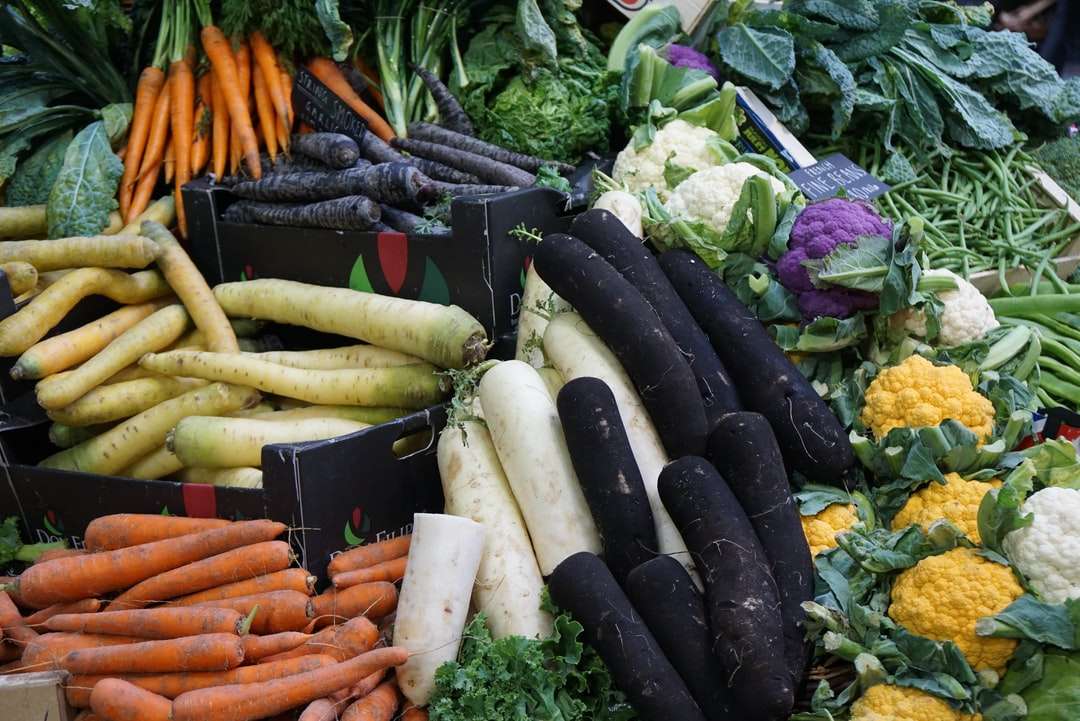 zöld és narancs zöldségek fekete műanyag edényben kirakós online