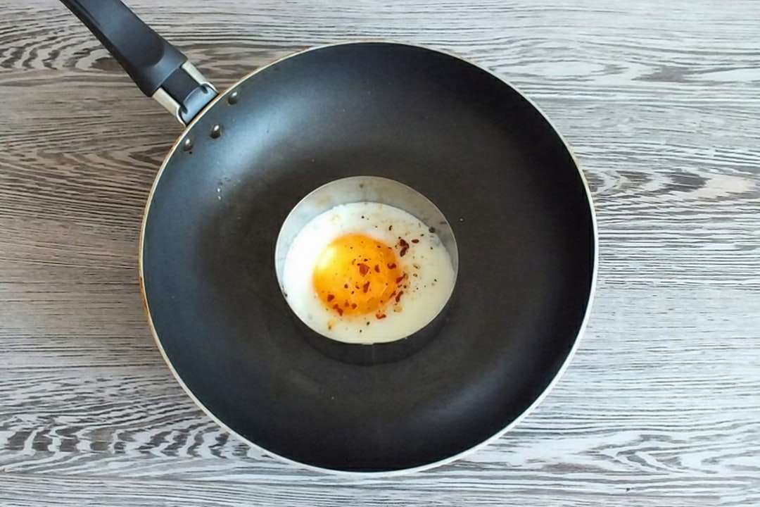 αυγό σε μαύρο τηγάνι παζλ online
