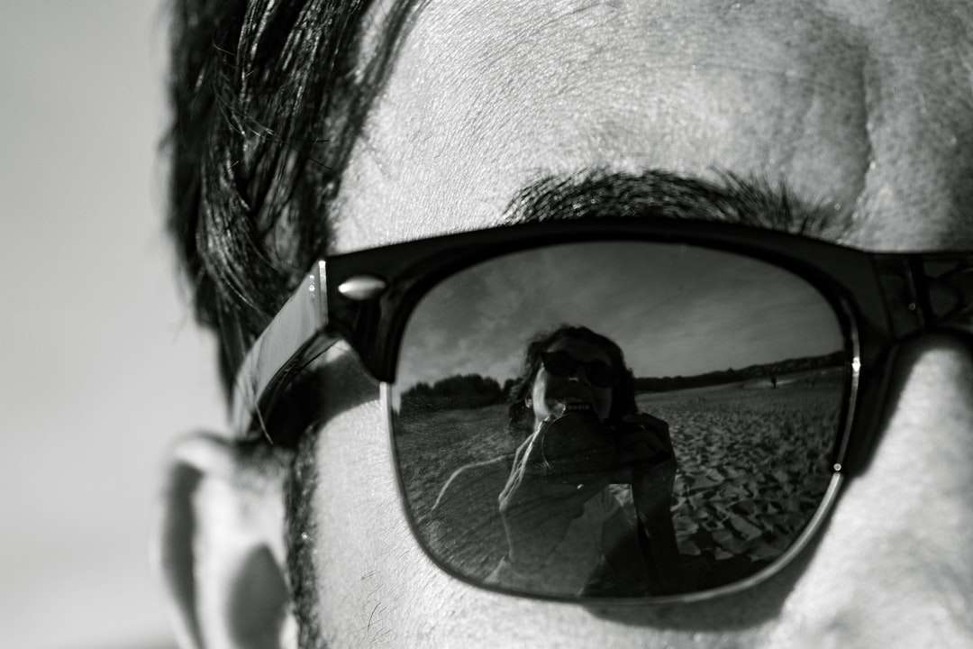 homme portant des lunettes de soleil encadrées noires puzzle en ligne