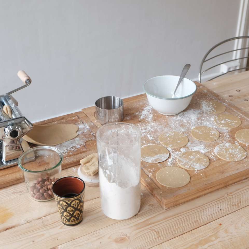 Cuenco de cerámica blanca sobre mesa de madera marrón rompecabezas en línea
