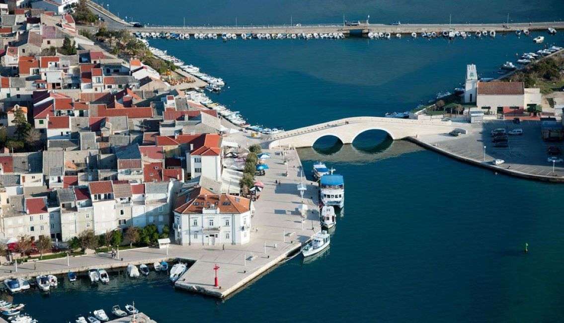 Cidade da ilha de Pag na Croácia quebra-cabeças online