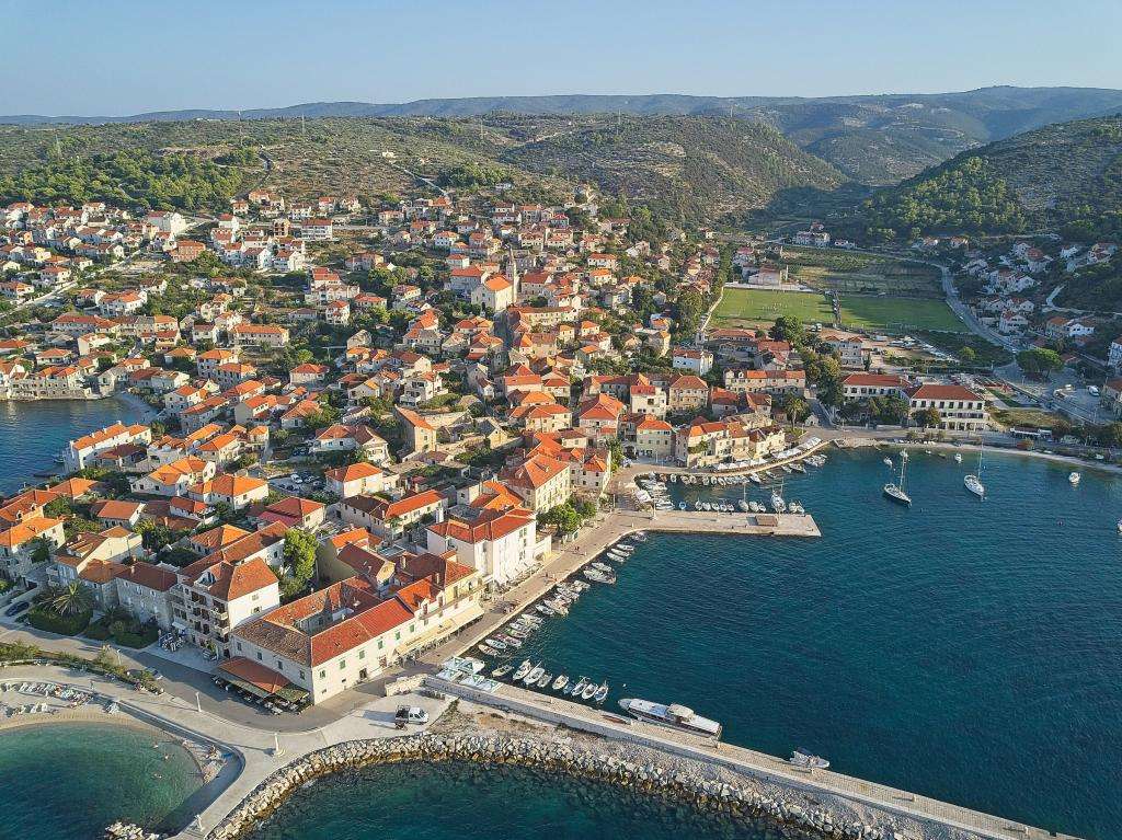 Ciudad de la isla de Brac Croacia rompecabezas en línea