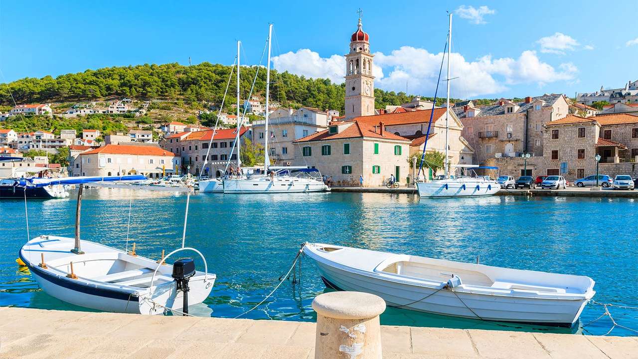 クロアチアのSutivanのブラチ島の町 ジグソーパズルオンライン