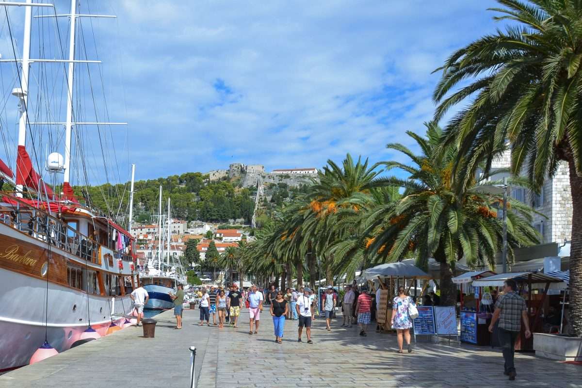 Havenpromenade van het eiland Hvar Kroatië legpuzzel online