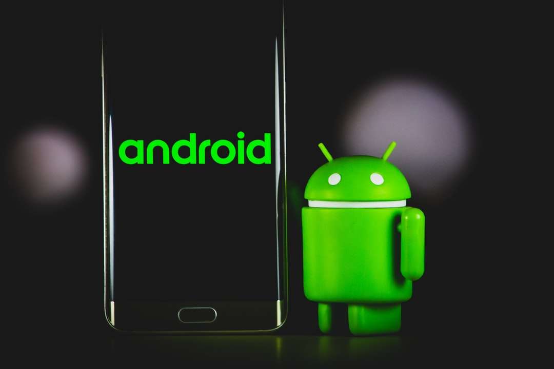 zelená žába iphone pouzdro vedle černé samsung android smartphone skládačky online