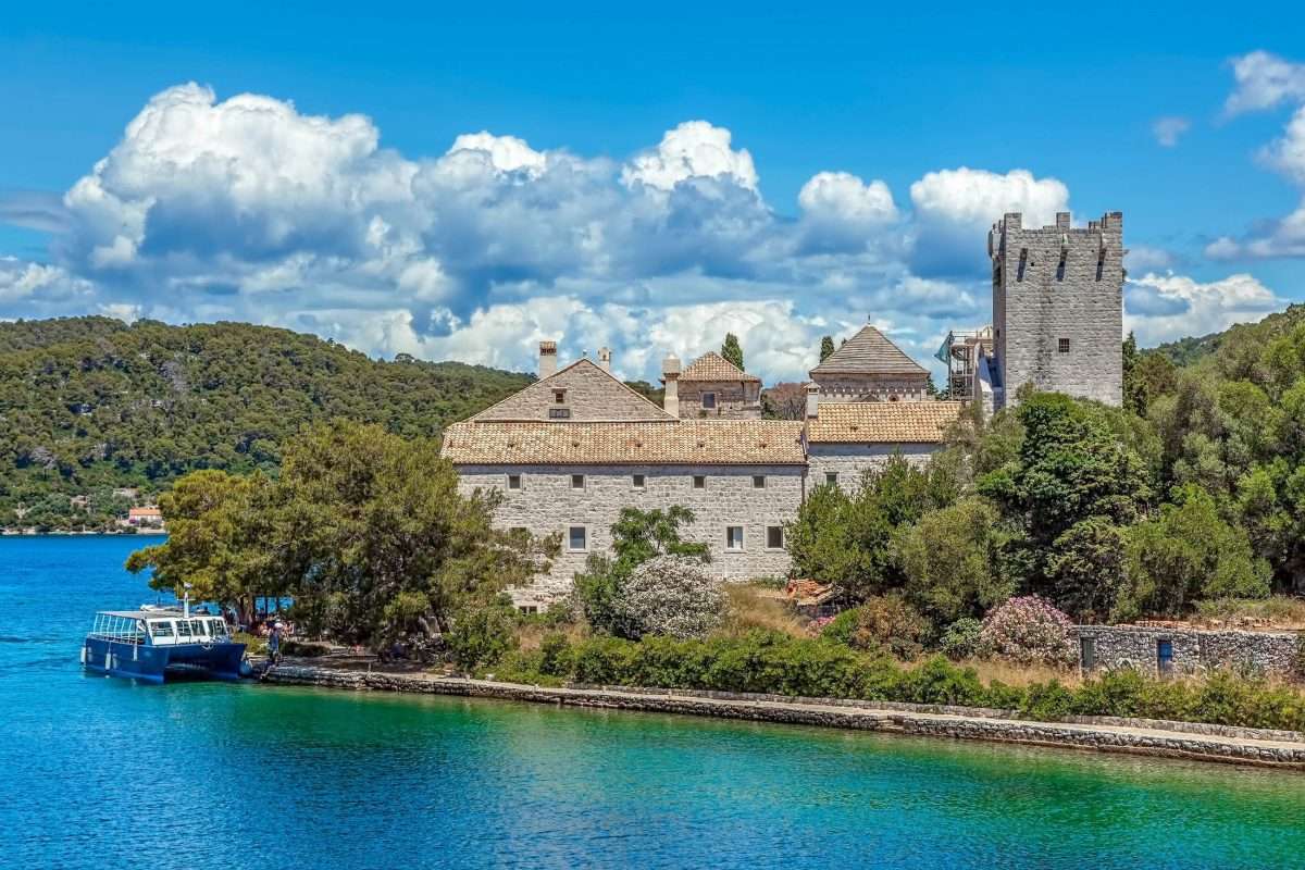Монастырский комплекс на острове Млет Хорватия пазл онлайн
