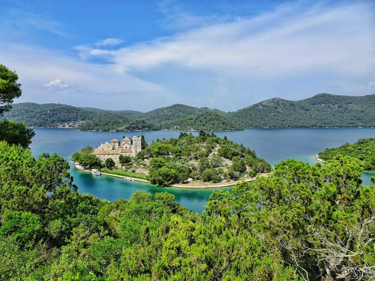 Острів Млет монастирський комплекс Хорватія онлайн пазл