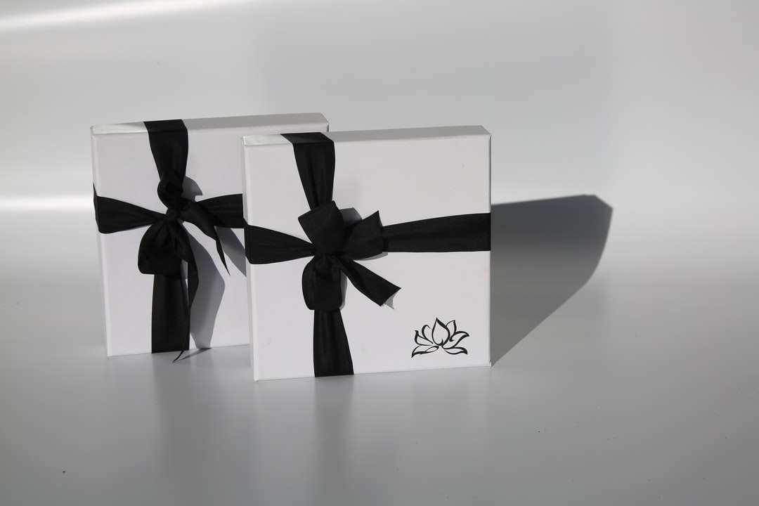 cutie cadou alb-negru cu panglică jigsaw puzzle online