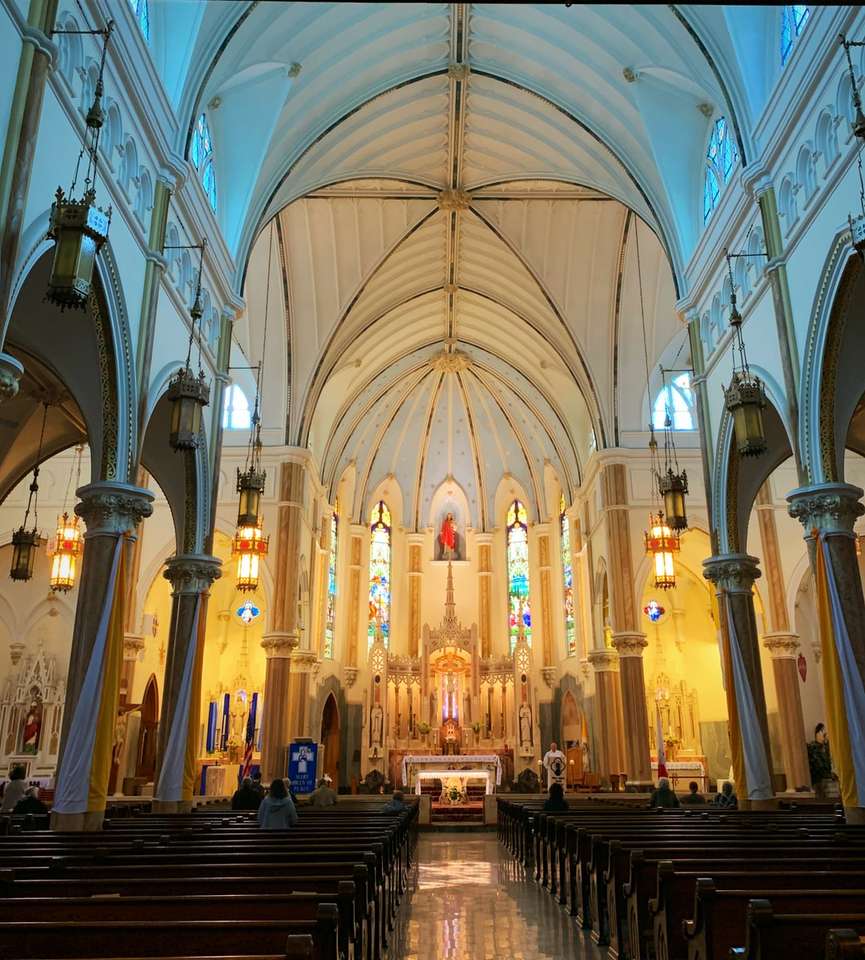 interior de catedral branco e marrom quebra-cabeças online