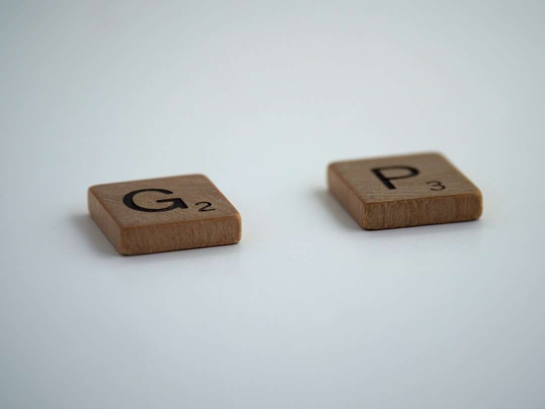 dés en bois brun sur une surface blanche puzzle en ligne