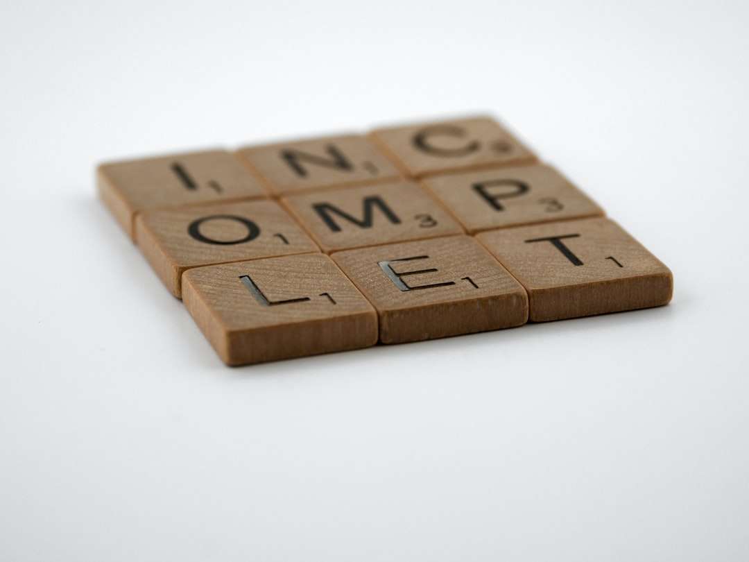 blocchetti di lettere in legno marrone sul tavolo bianco puzzle online