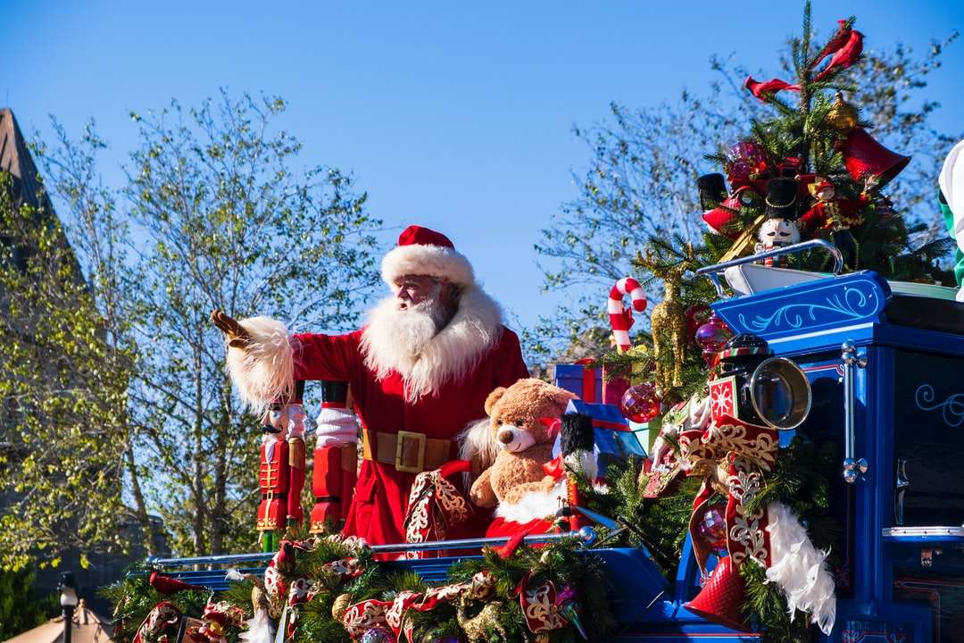 Weihnachtsmann reitet auf rotem und blauem Wagen Online-Puzzle