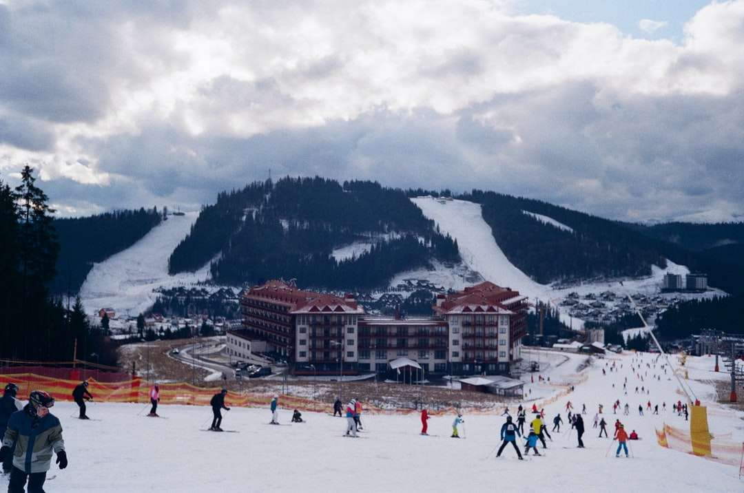 lidé na sněhem pokryté zemi poblíž hory skládačky online