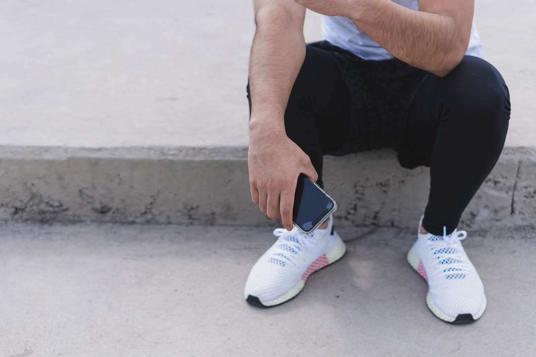 άτομο με λευκά παπούτσια Nike online παζλ