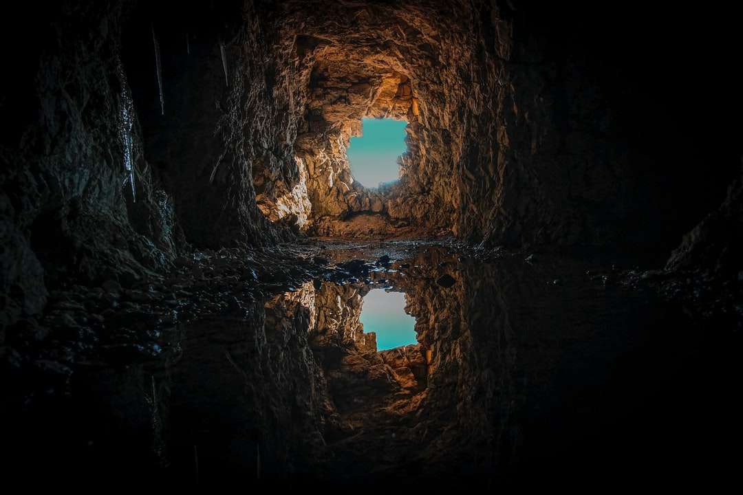 túnel de concreto marrom durante o dia puzzle online