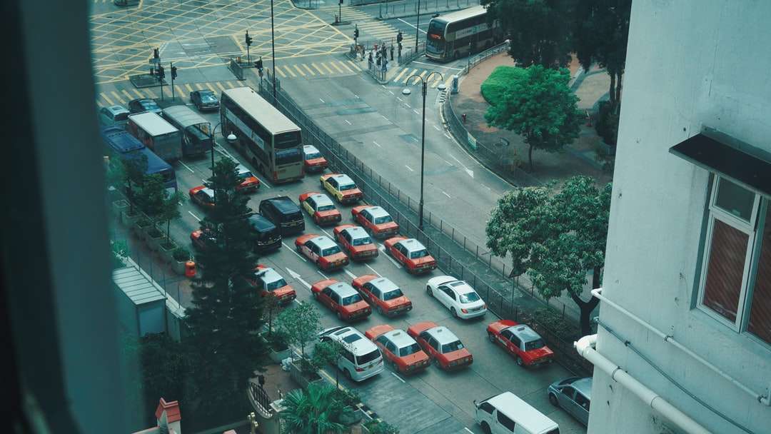 автомобили, паркирани на паркинга през деня онлайн пъзел