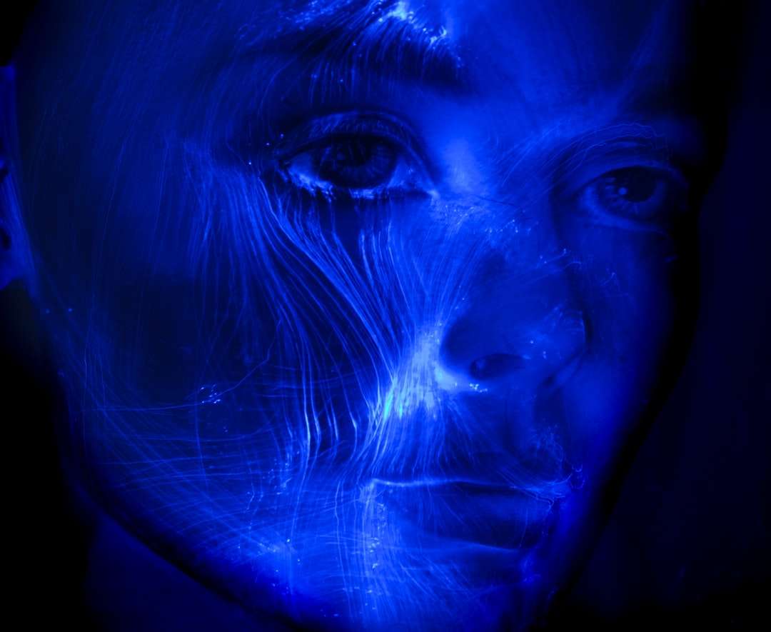 rosto de mulher com luz azul quebra-cabeças online