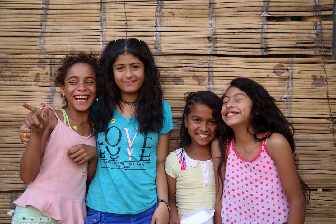 3 nő mosolyogva és barna fal mellett áll kirakós online