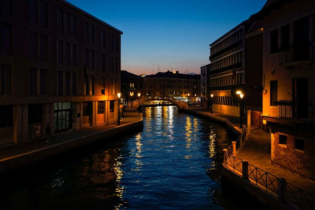 夜間の川の近くの茶色のコンクリートの建物 オンラインパズル