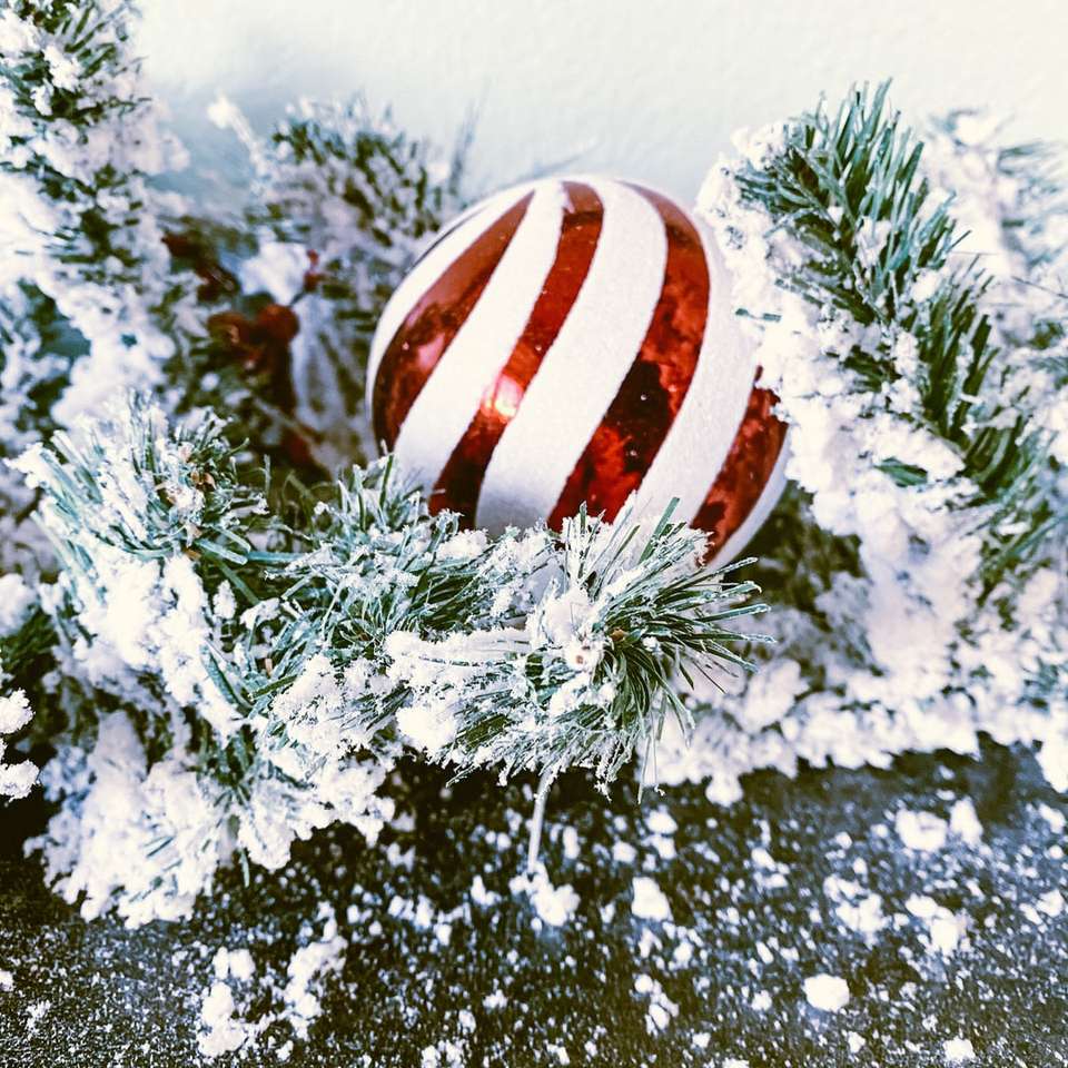 κόκκινο και λευκό ριγέ χριστουγεννιάτικο στολίδι online παζλ