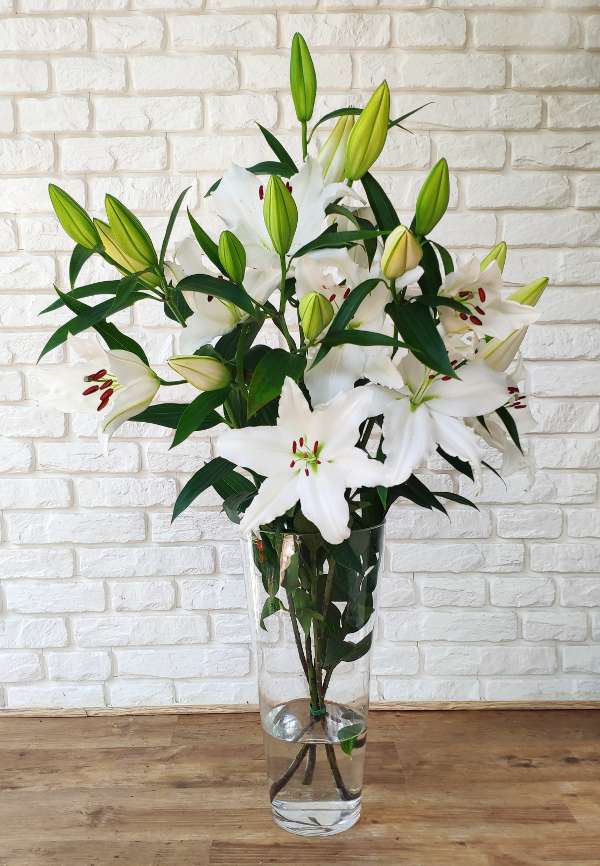 ароматни лилии във ваза онлайн пъзел