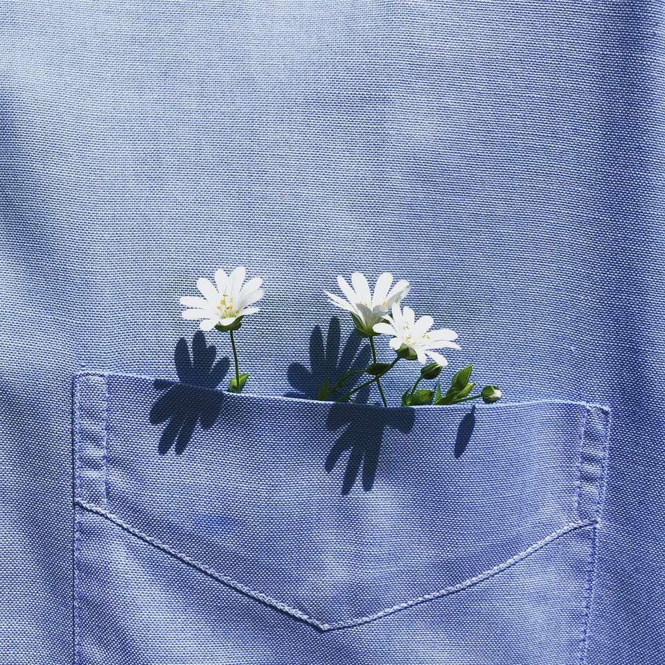 бяло и жълто цвете върху син текстил от деним онлайн пъзел