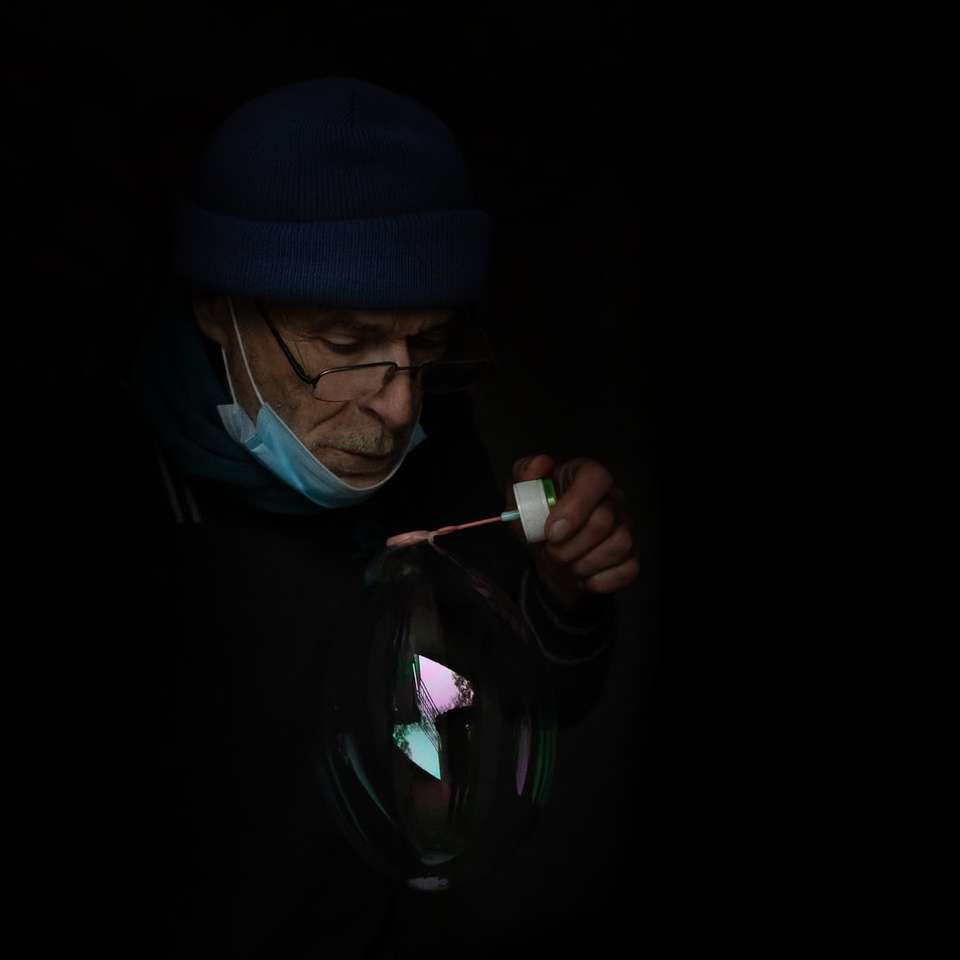 чоловік у синій трикотажній кепці і чорний балахон курить сигарету онлайн пазл
