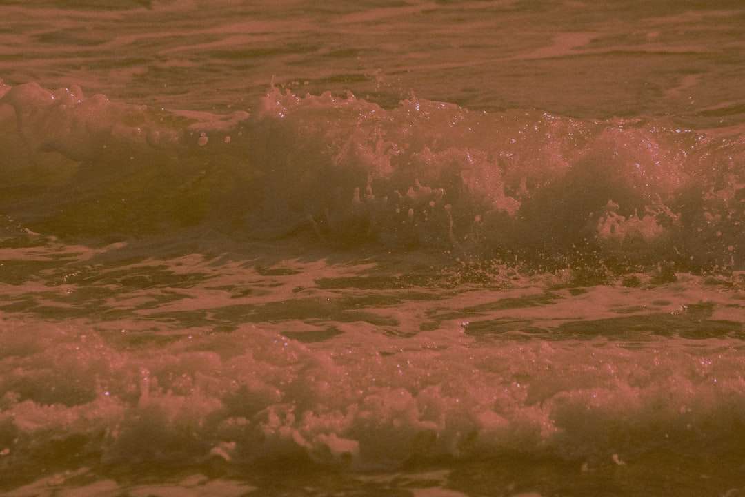 океански вълни, разбиващи се на брега през деня онлайн пъзел