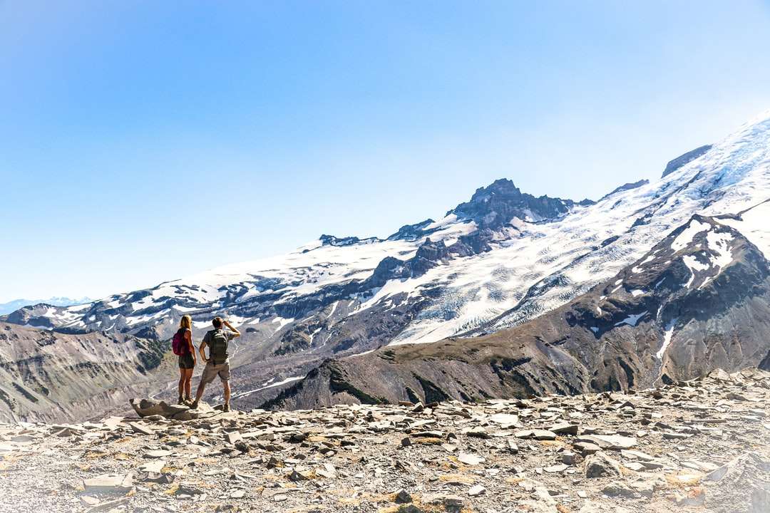 2 persone in piedi su un terreno roccioso puzzle online