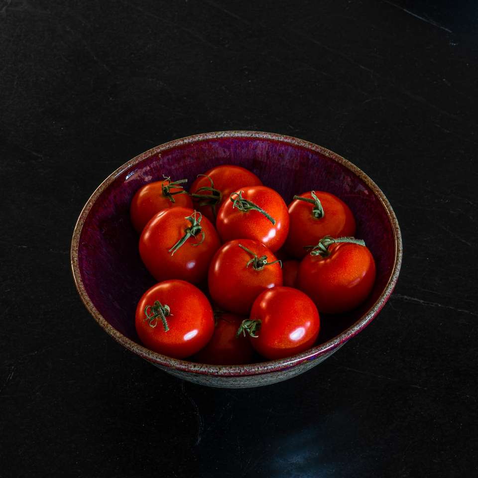 червени черешови плодове върху червена керамична купа онлайн пъзел