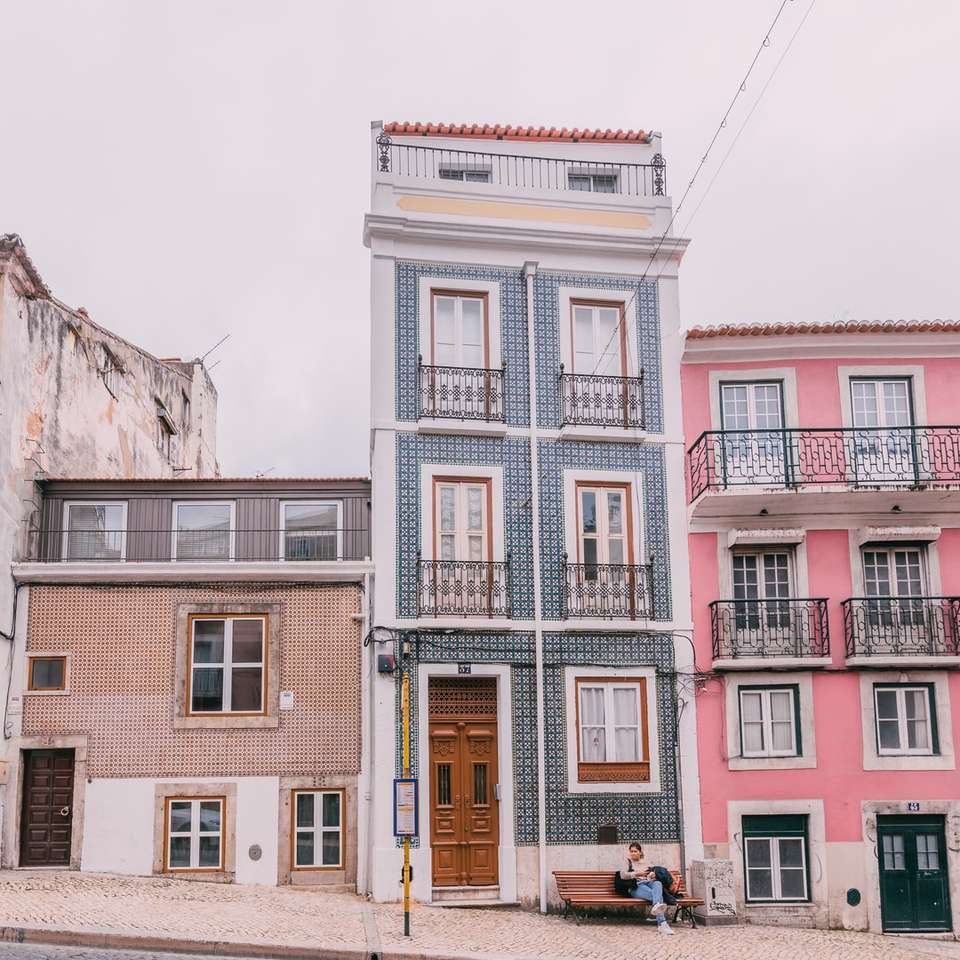 barna és fehér beton épület nappal kirakós online