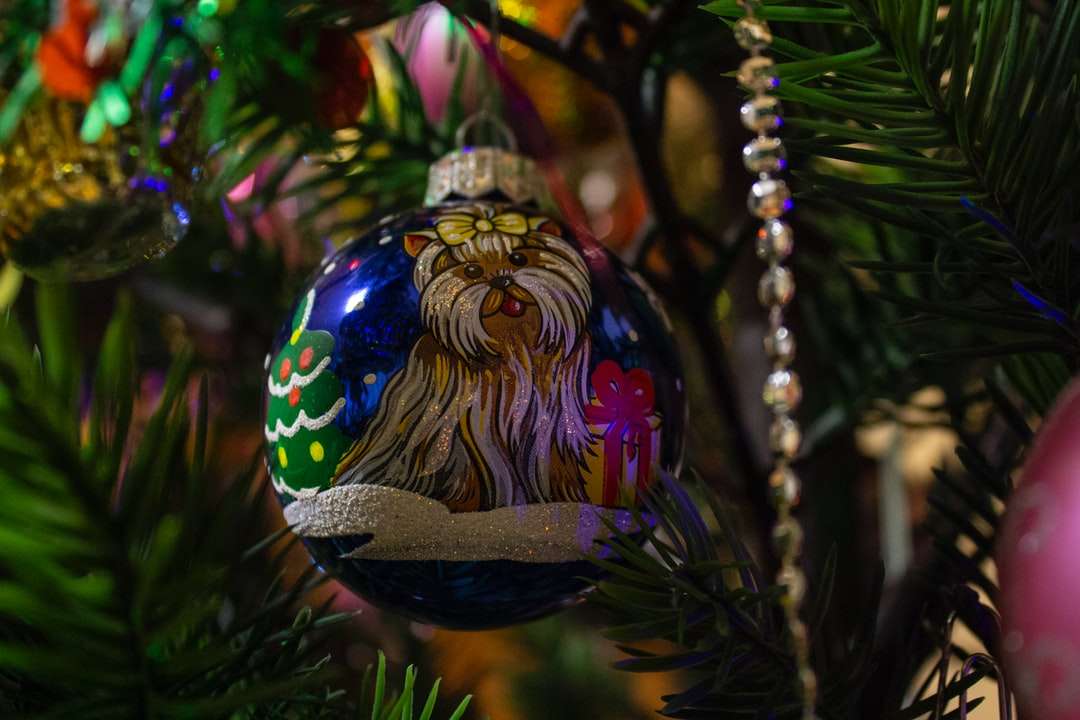 bugiganga azul e dourada na árvore de natal quebra-cabeças online