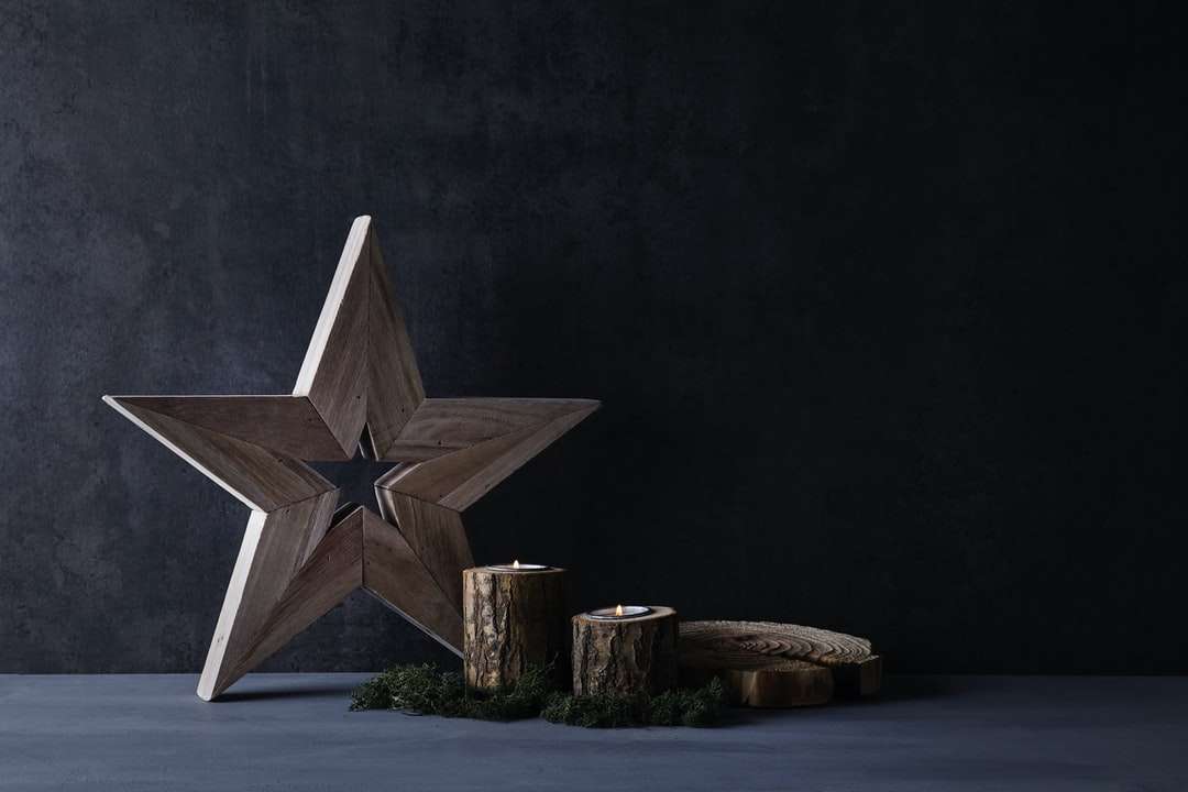 коричнева зірка Орнамент на коричневий дерев'яний стіл пазл онлайн