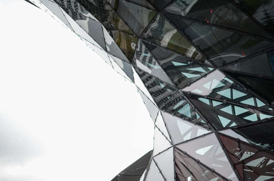 Schwarz-Weiß-Glasgebäude Puzzlespiel online
