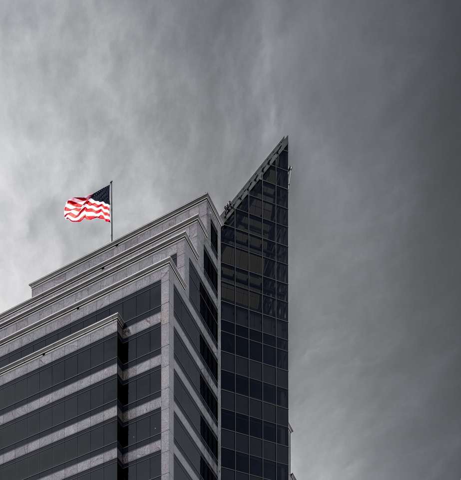 edifício de concreto cinza sob um céu cinza quebra-cabeças online