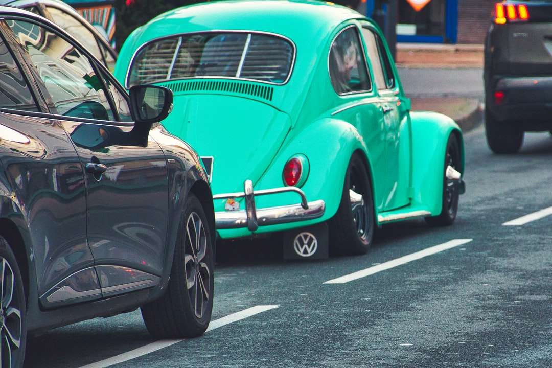 grüner volkswagen käfer auf der straße tagsüber Puzzlespiel online