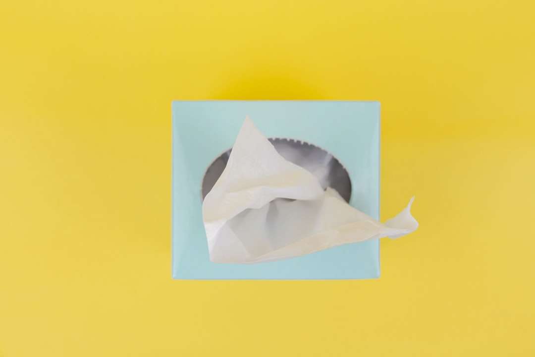 weißes Papierboot auf gelber Oberfläche Puzzlespiel online