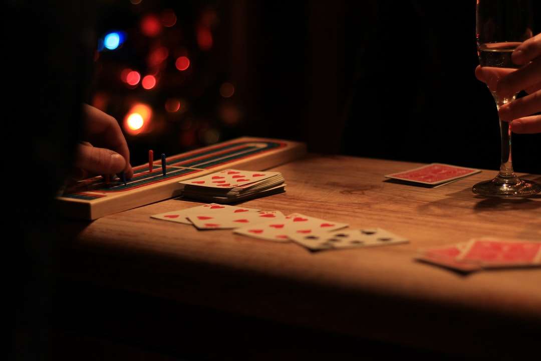 hrací karty na hnědý dřevěný stůl online puzzle