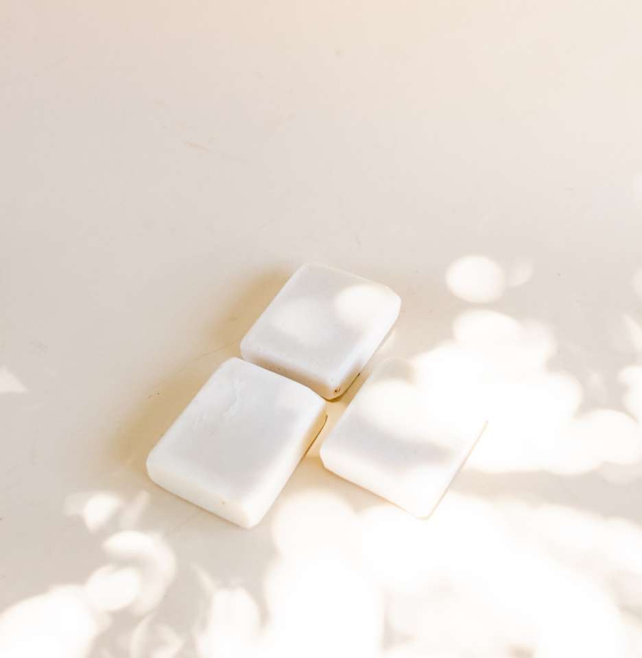 bílé mýdlo na bílém povrchu skládačky online