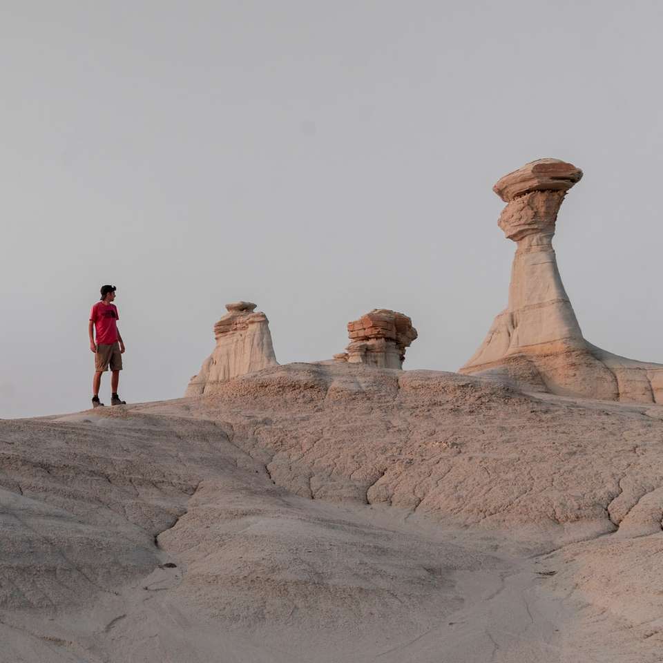 mensen lopen overdag op een rotsachtige heuvel online puzzel