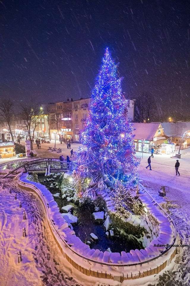 gran árbol de navidad en la ciudad rompecabezas en línea