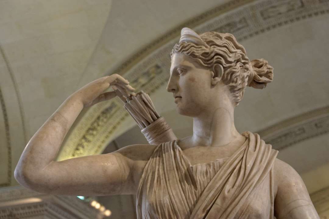 vrouw in bruine jurk standbeeld online puzzel
