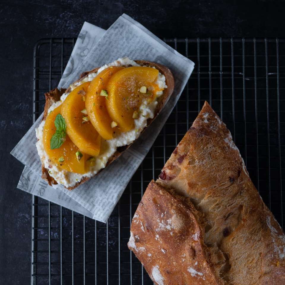 pane con arancia a fette su carta bianca puzzle online